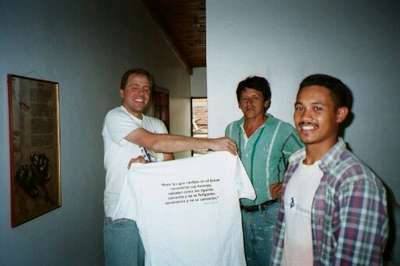 Giving a T-shirt to Wilmer  Santiago (4/12/02)