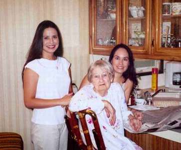 Rikkele, Jami, and their Grandma